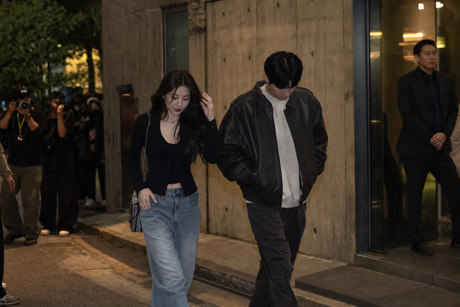 블랙핑크 제니, 알 수 없는 남성과 함께 포착