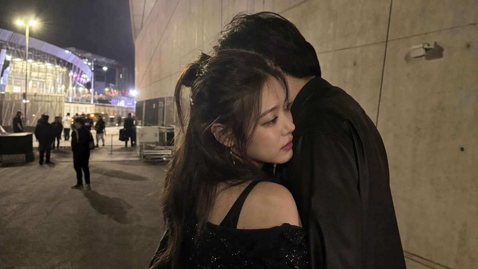 제니, SNS에 미스터리 남성과 밀착 사진…팬들 추측 분분