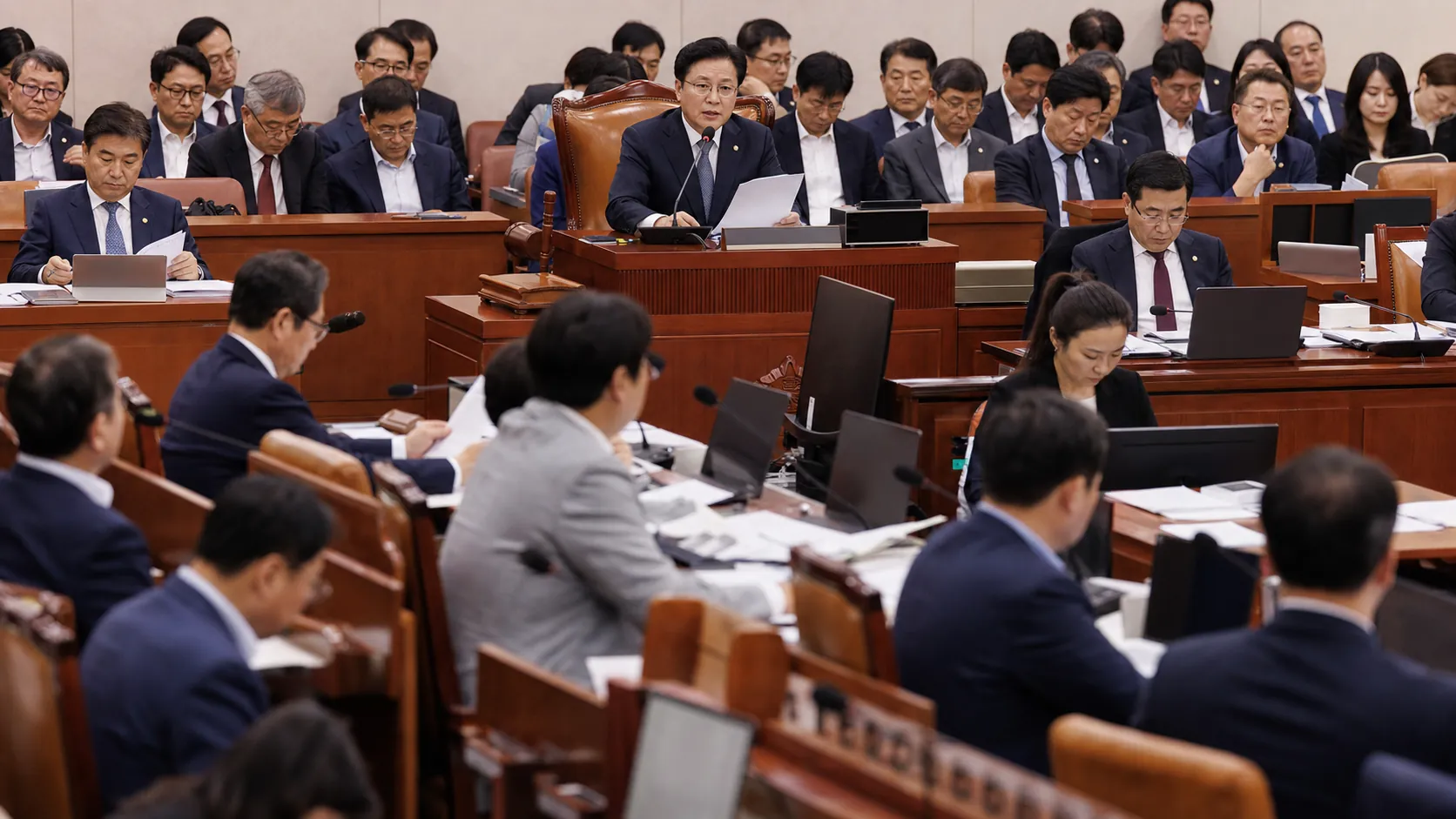 한병도 운영위원장, 국회 전체회의 주재