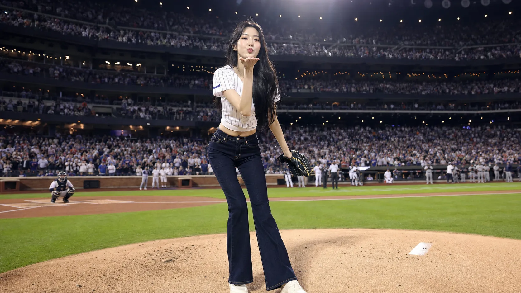 장원영, 뉴욕 메츠 경기서 시구…팬들에 손키스