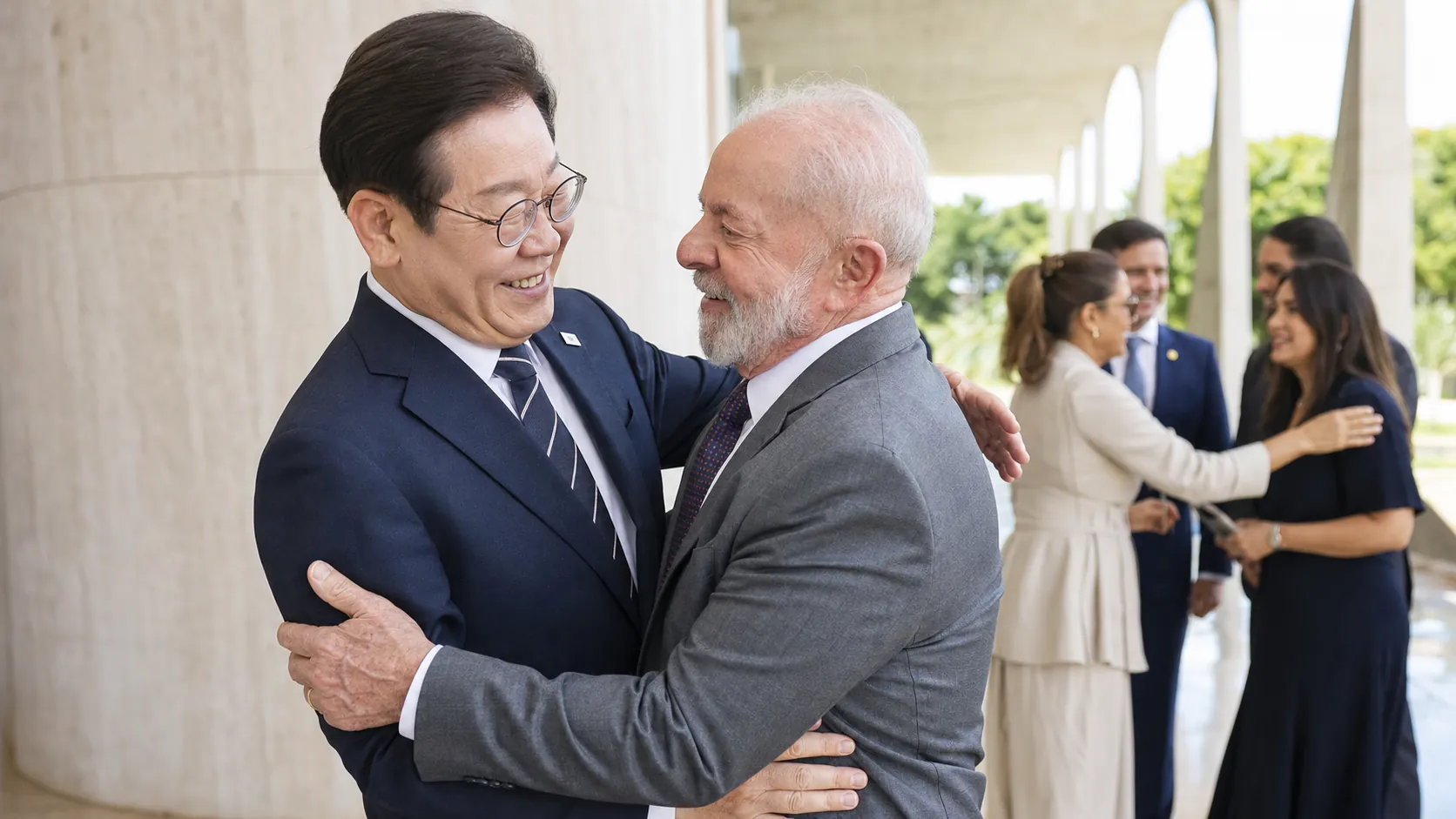 이재명 대통령, 브라질 룰라 대통령과 한 달 만에 포옹 회동