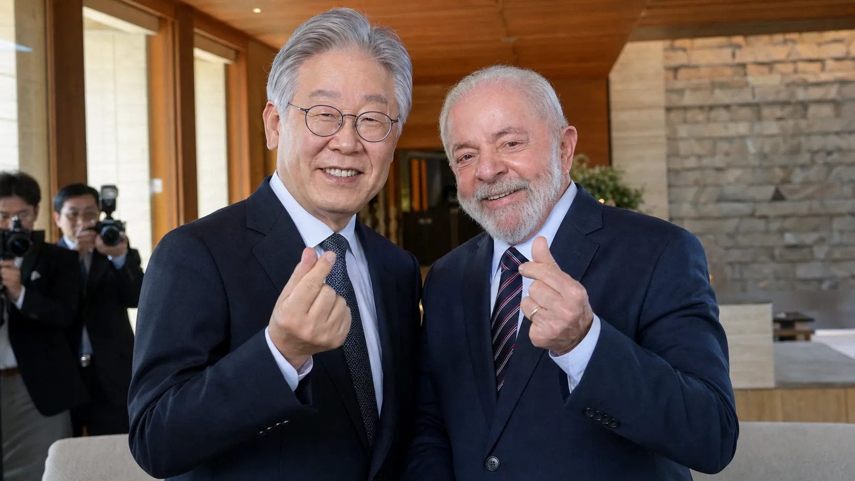 이명박 대통령과 룰라, 손가락 하트로 우정 과시