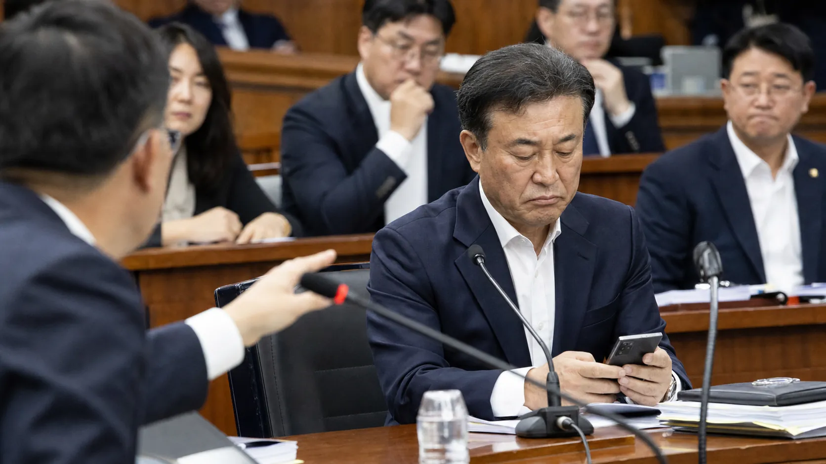 청문회 중 문자 논란 정몽규, '정 선배' 정체 묻자 '프라이버시'