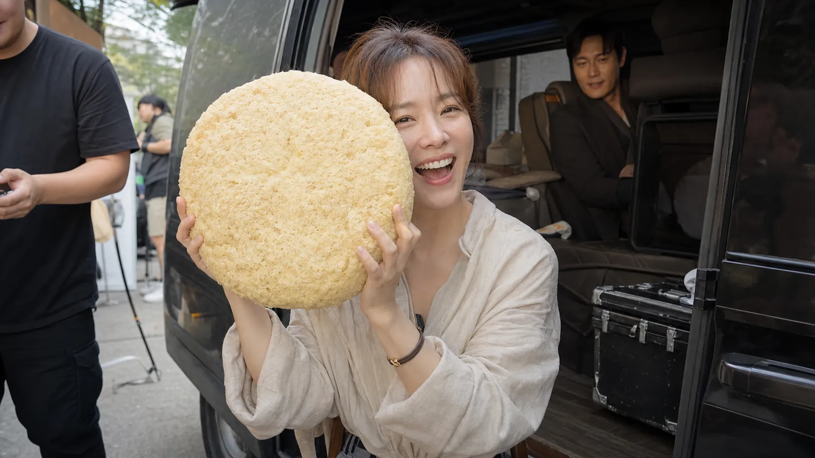 한지민, 얼굴보다 큰 술빵 들고 장난 가득한 근황 공개