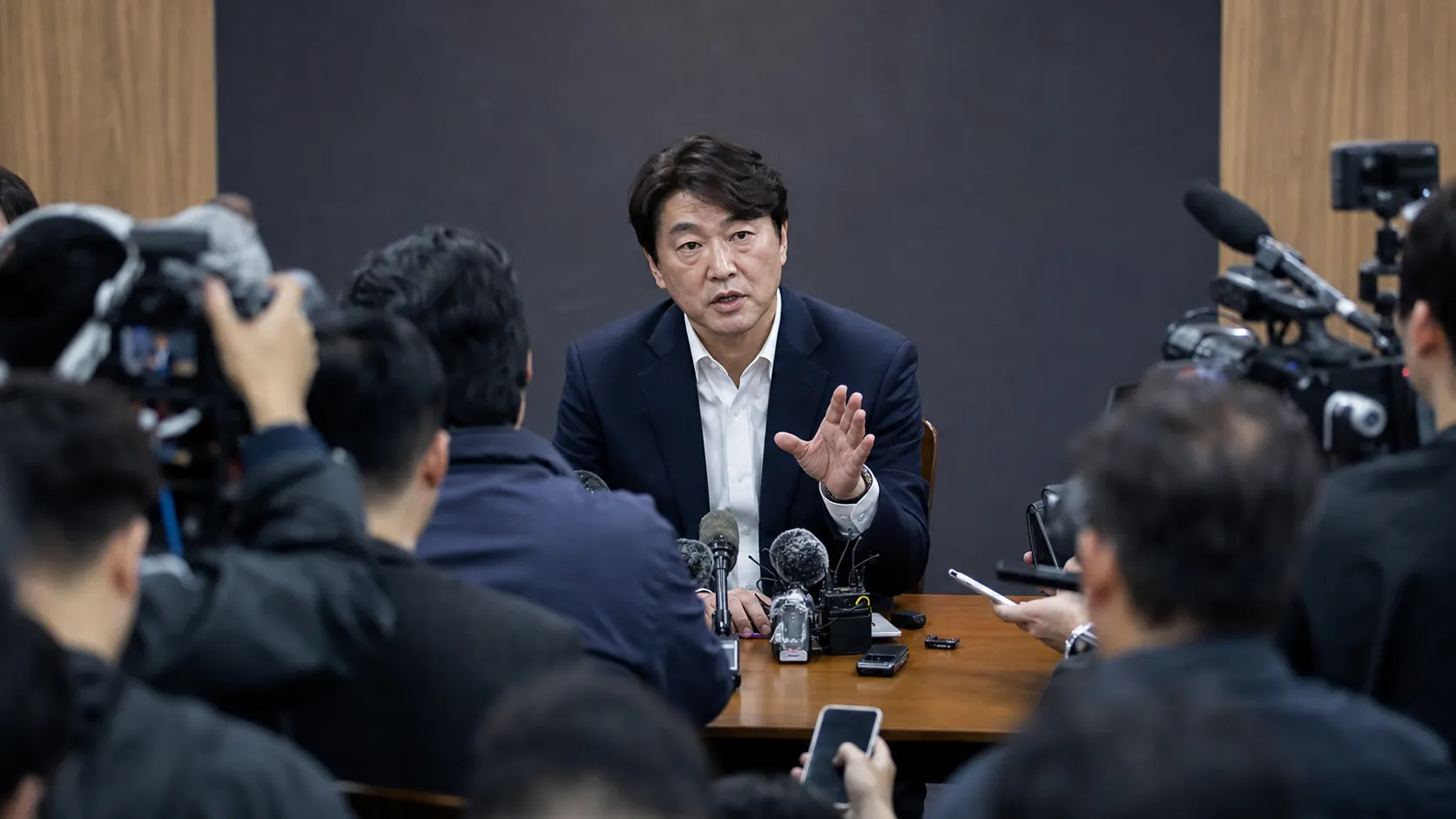 홍명보 감독, 연봉 38억 의혹에 '특혜 요구 없었다' 반박