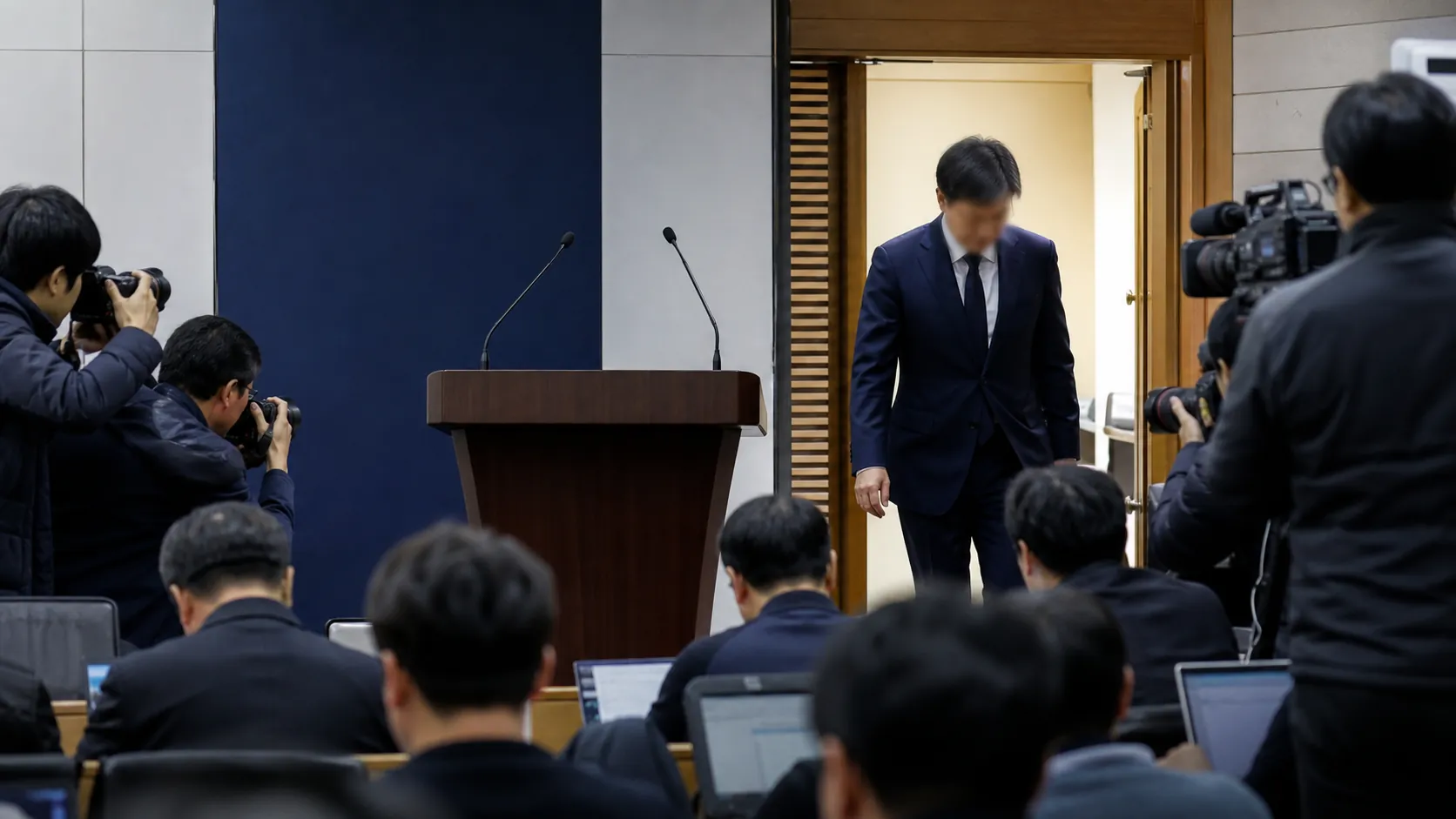 홍명보 감독 선임 논란, 후보 명단 제외 후 전격 발탁