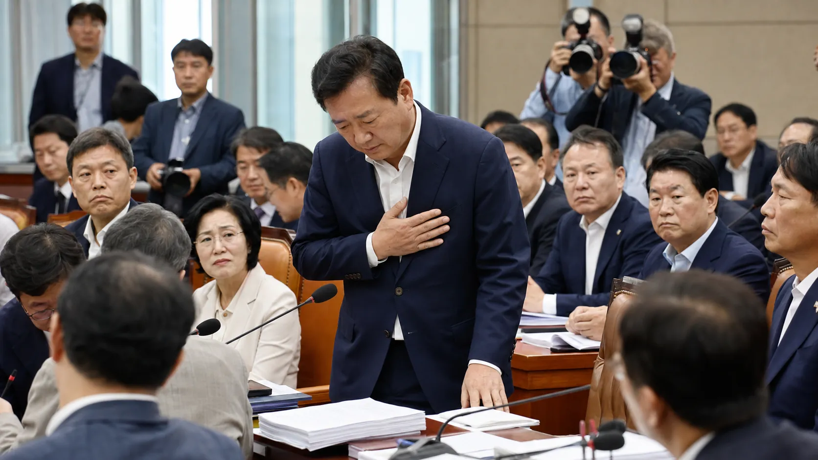 권영진, 의원총회서 '멱살 논란' 사과…"변명 여지 없어"