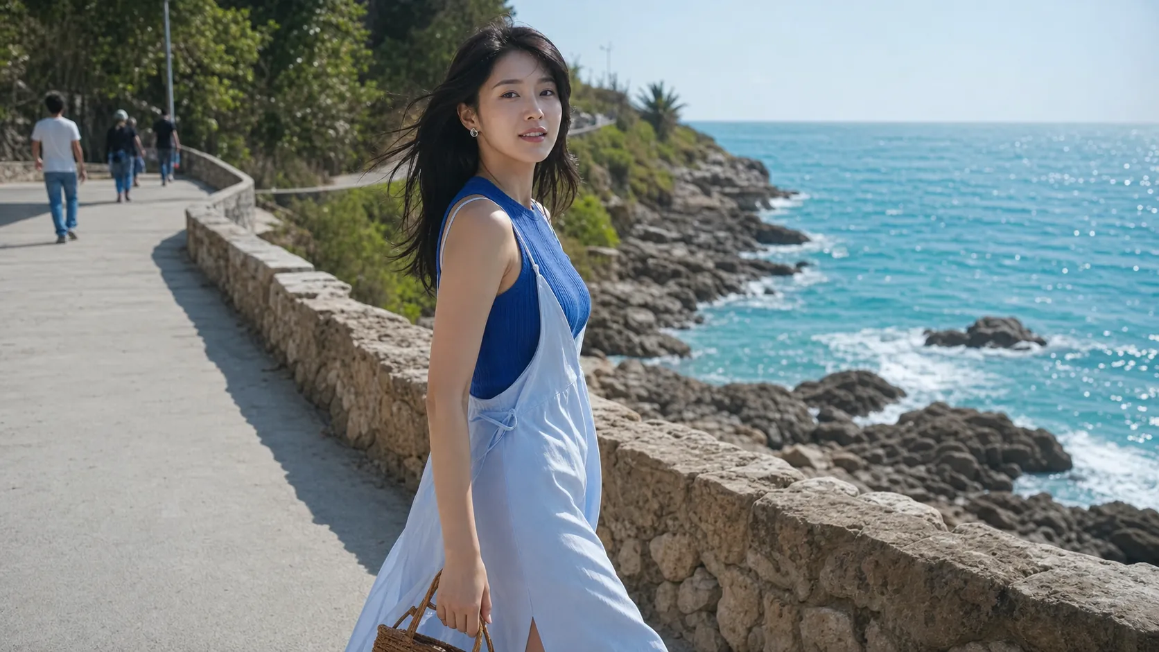 설현, 청량한 여름 패션으로 근황 공개