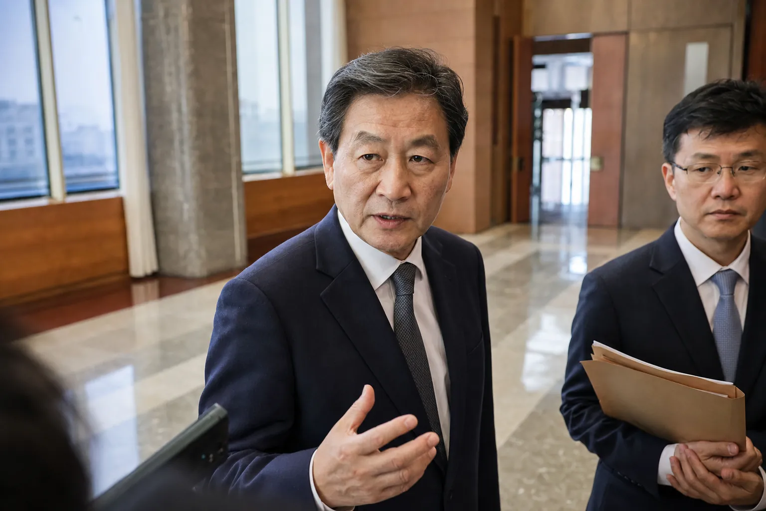 박지원 "정 장관, 검찰개혁 끝낼 때까지 장관직 유지해야"