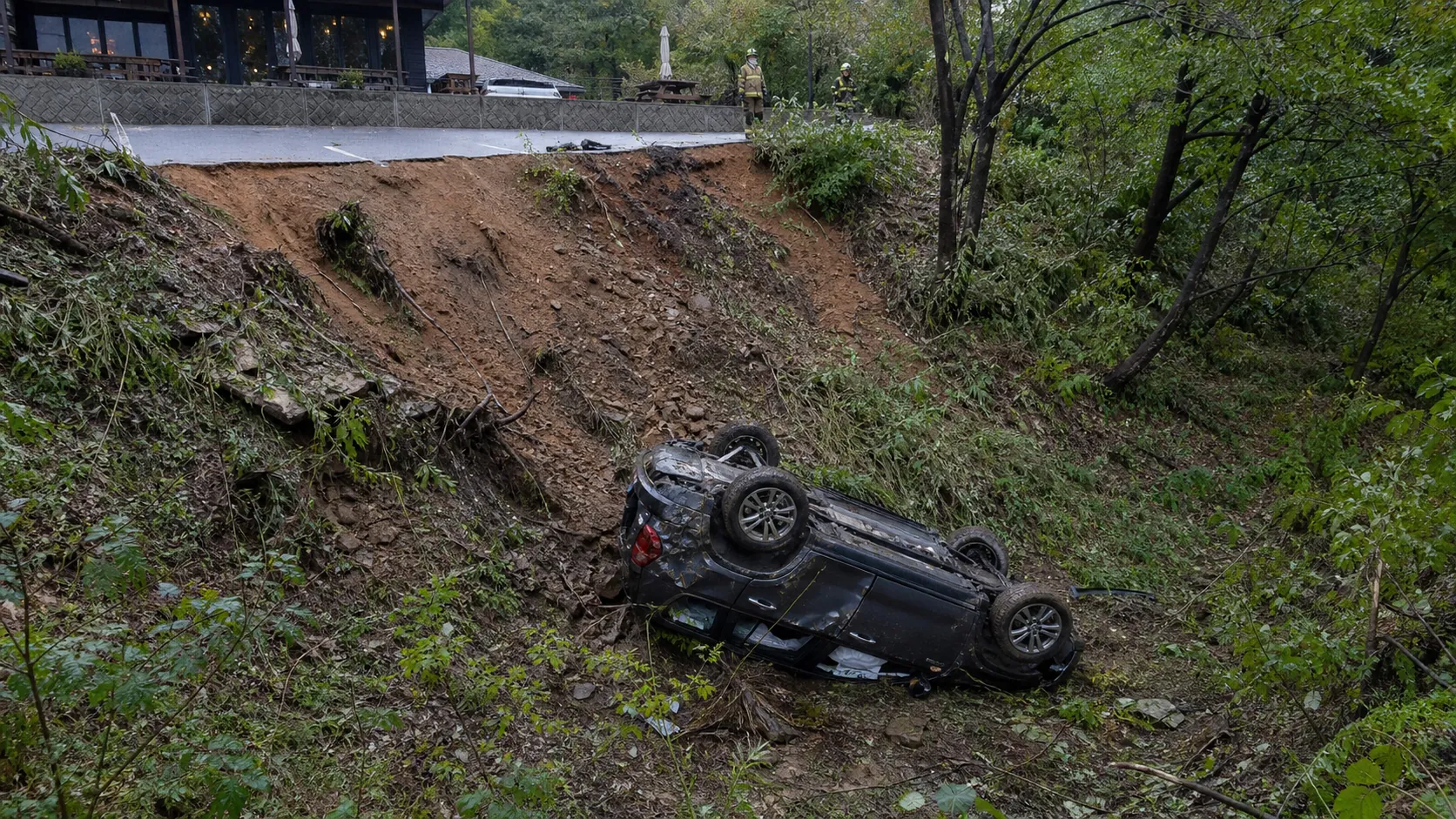 양평 카페 주차장서 SUV 경사면 추락…모녀 부상