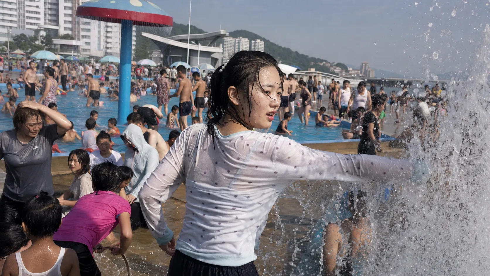 북한 폭염 속 평양·원산 물놀이 시설 북적