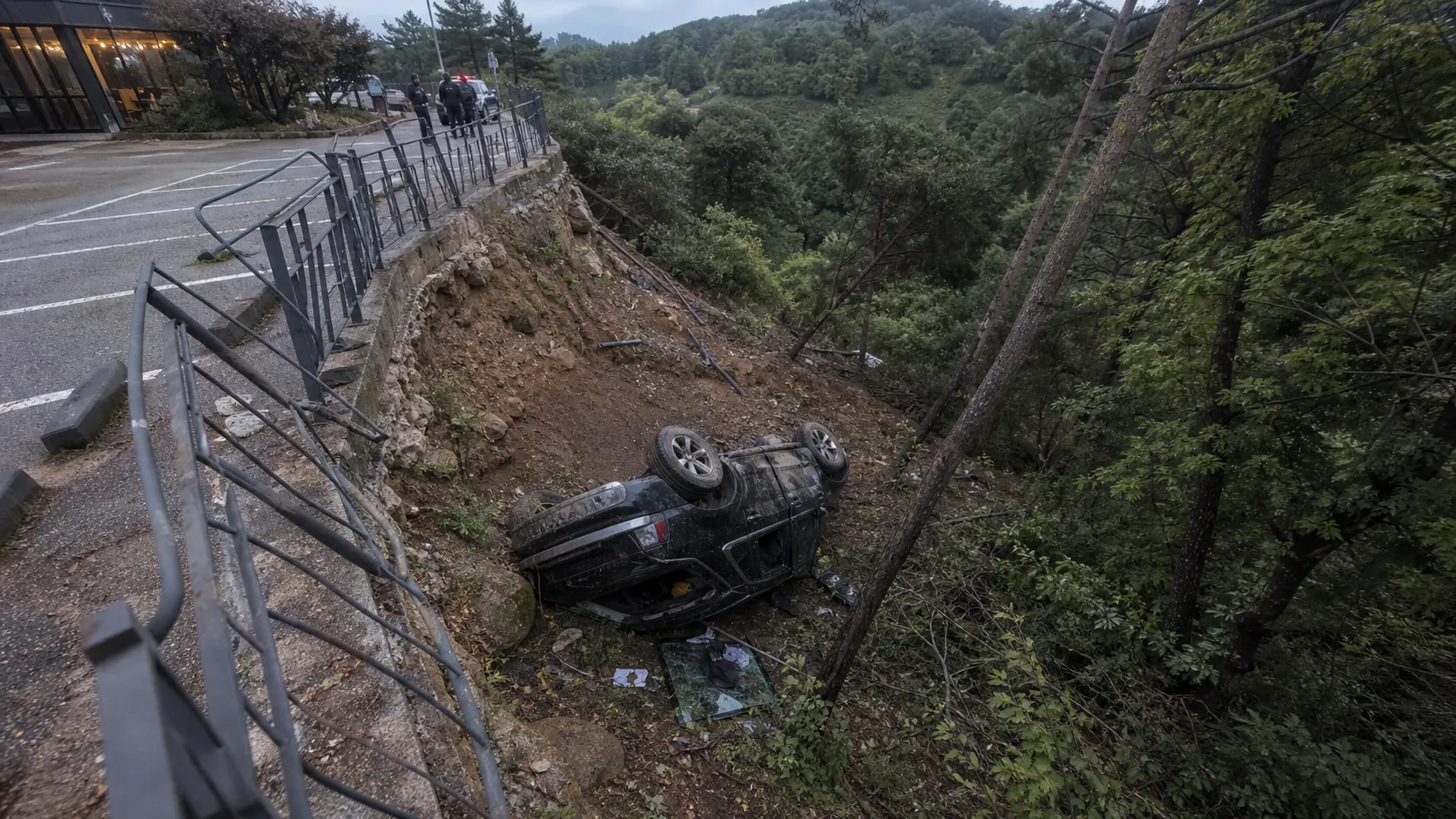 양평 카페 주차 중 SUV 10m 아래 전복