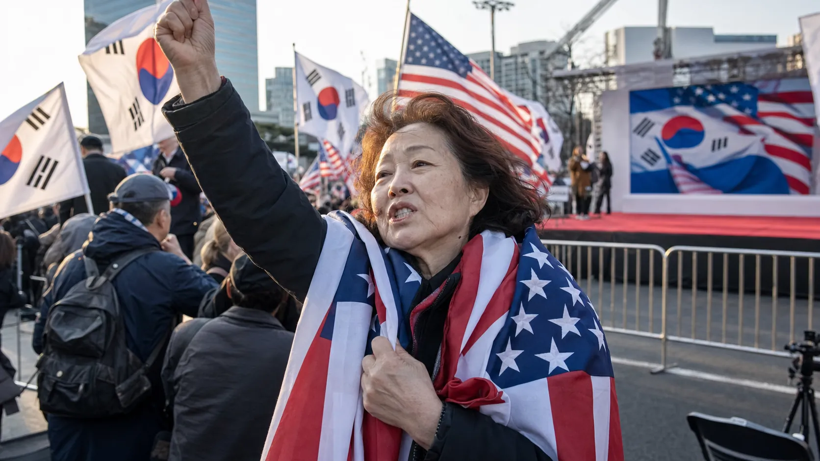 송치 당일 미 대사 환영 무대 오른 ‘올다르크’