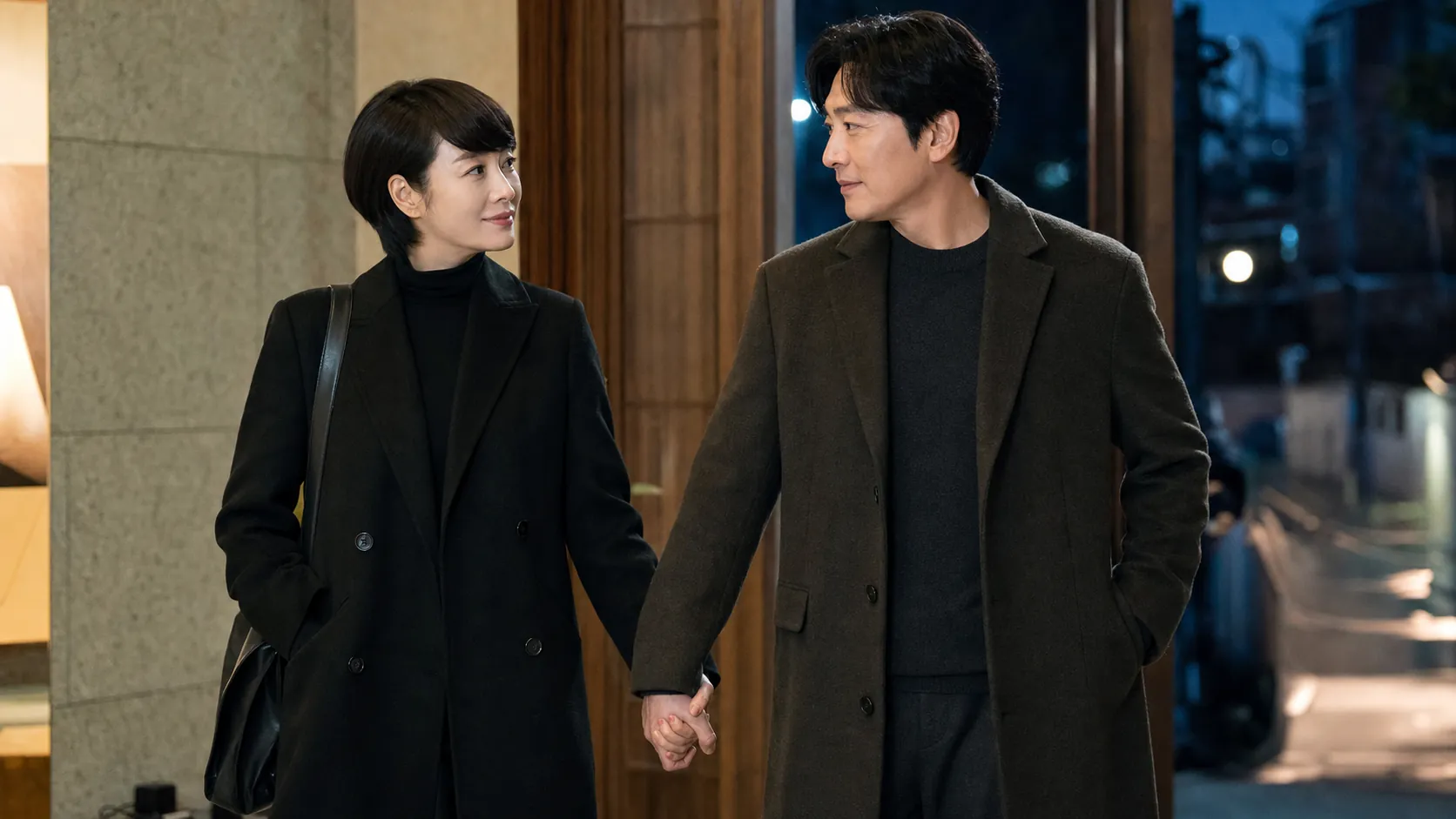 김혜수·김지훈, 손잡은 모습으로 부부 호흡