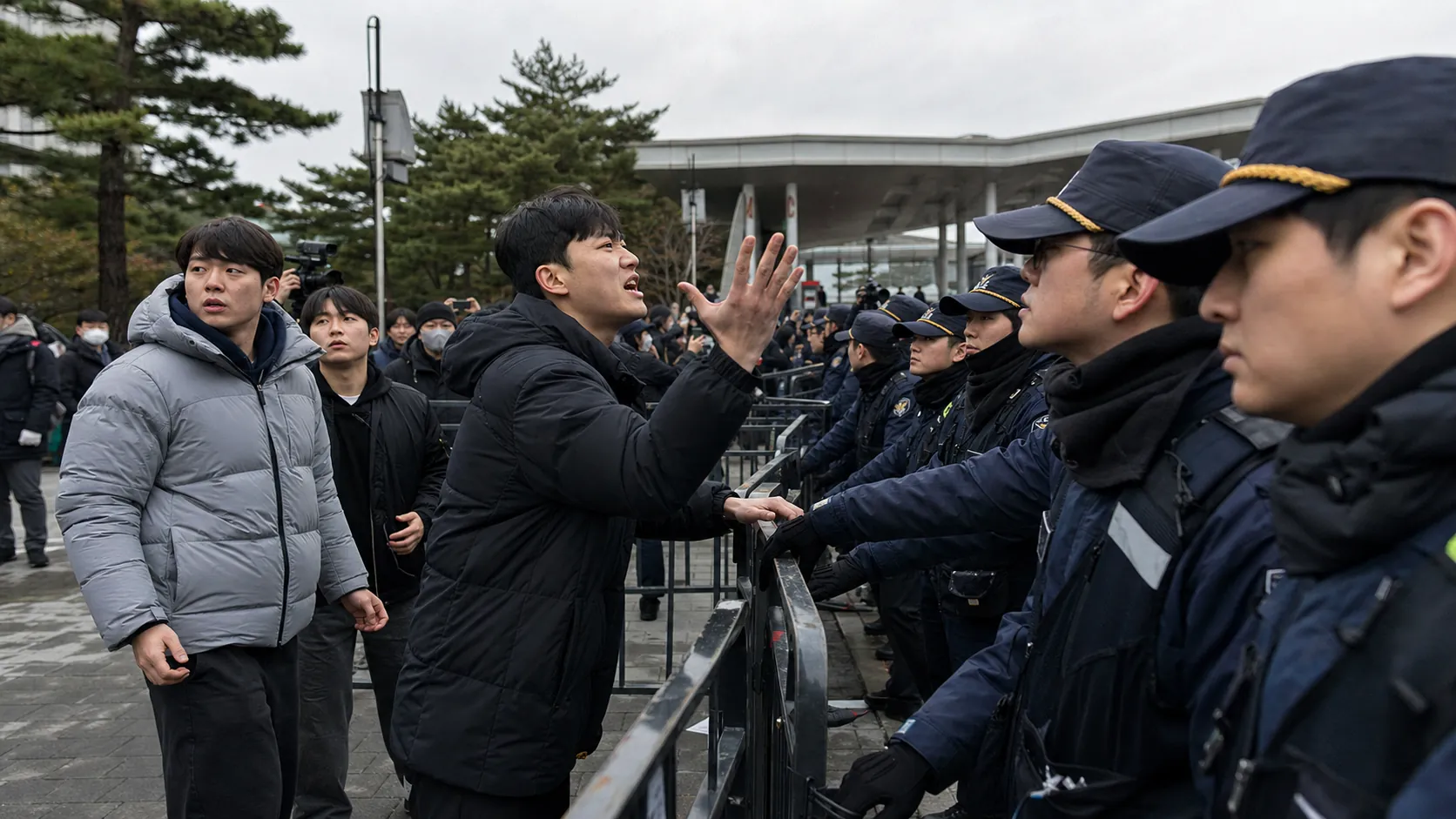 올림픽공원 시위서 경찰 막은 20대 3명 기소