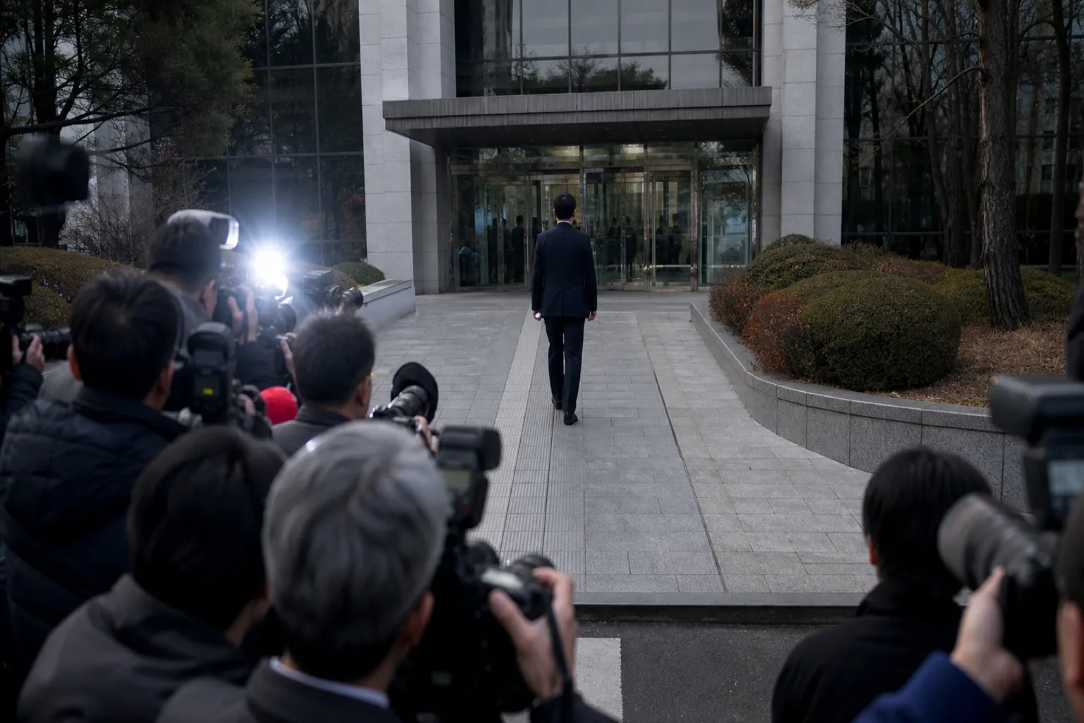 홍명보 전 감독 첫 피의자 조사…선임 절차 수사