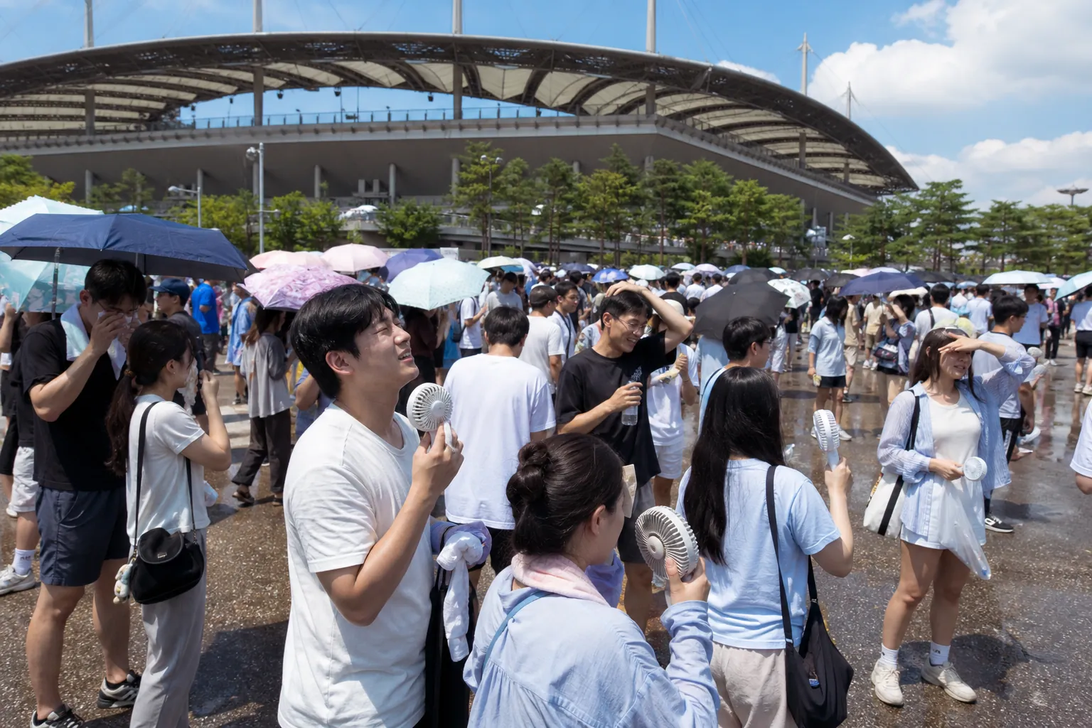 37도 무더위 뚫고 상암 모인 축구 팬들