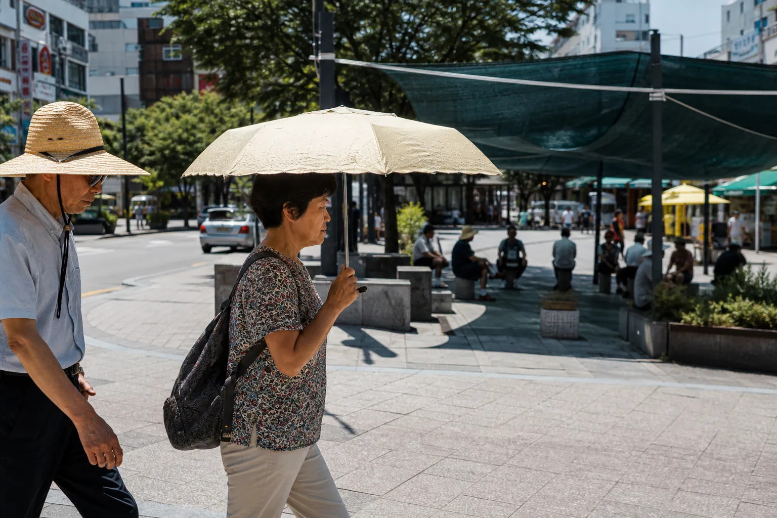 폭염 속 양산·모자·그늘막 활용 주목